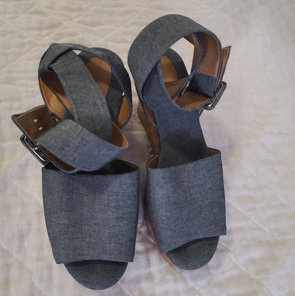 GAP Designer Edition shoes - Picture 3 of 3